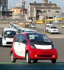 Die ersten Linkslenker i-MiEV bei der Verladung in Mizushima (Japan). 